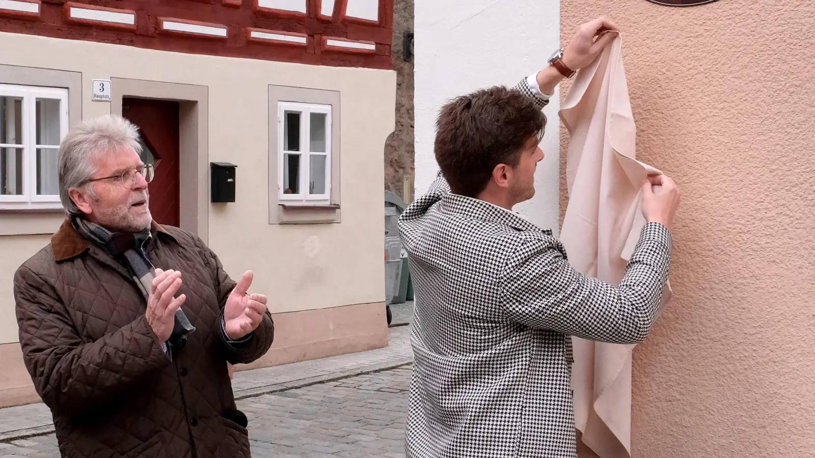 Sohn Florian und Vater Oskar Geidner enthüllten die Gedenktafel für Friedrich Dörr.  (Foto: Martin Stumpf)