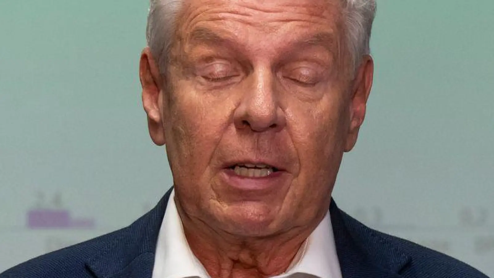 Am Abend der Kommunalwahl sprach Dieter Reiter von einem enttäuschenden Ergebnis - nun zog er Konsequenzen. Ob das reicht, ist sich aber etwa Politikwissenschaftlerin Ursula Münch nicht sicher. (Archivbild)  (Foto: Peter Kneffel/dpa)