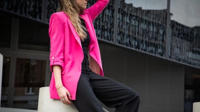 In Kombination mit neutralen Tönen wirkt der Neonlook alltagstauglich und gleichzeitig modern. (Foto: Christin Klose/dpa-tmn)