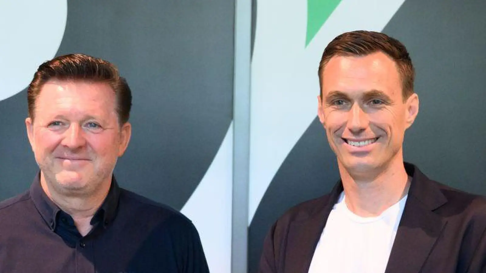 Titz (l.) und Mann holen den elften Neuzugang. (Foto: Julian Stratenschulte/dpa)