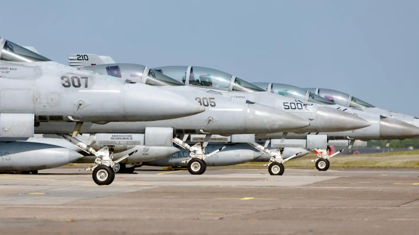 Jets vom Typ F18 der US-Marine parken auf dem Luftwaffenstützpunkt Hohn. Sie werden an der Übung „Air Defender 23“ teilnehmen. (Foto: Markus Scholz/dpa)