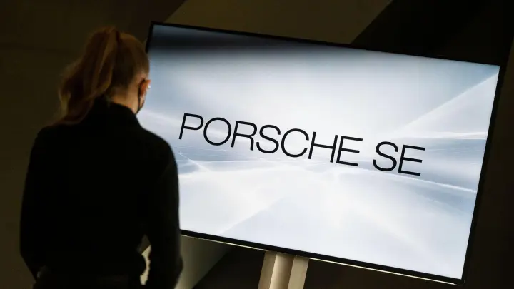 Im Musterverfahren gegen die VW-Dachgesellschaft Porsche SE (PSE) hat das Oberlandesgericht Stuttgart eine Entscheidung getroffen. (Foto: Marijan Murat/dpa)