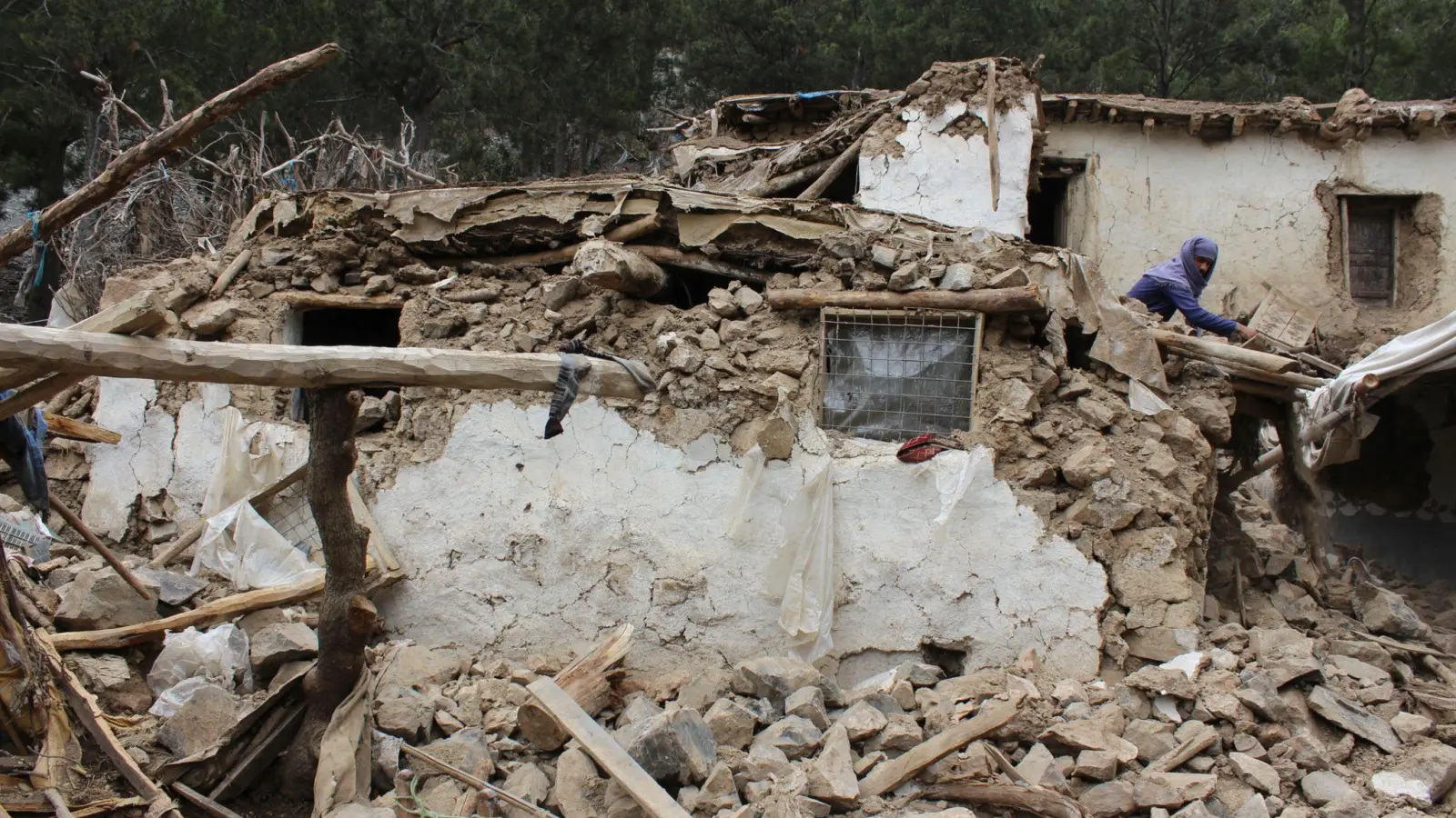 Ein Dorfbewohner sucht in den Trümmern seines Hauses in Chost nach seinen Habseligkeiten. (Foto: Uncredited/AP/dpa)