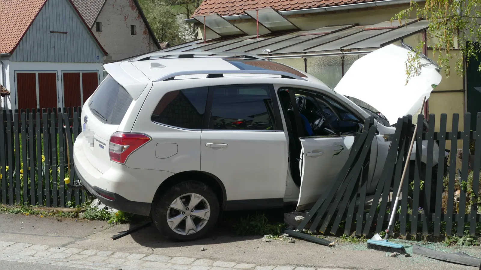 Das Auto des Seniors durchbrach in Egenhausen einen Gartenzaun. (Foto: Helmut Meixner)