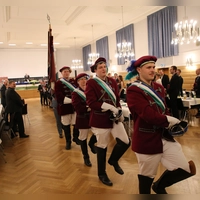 Das Foto zeigt den Festkommers der Landsmannschaft Frankonia in der alten Reithalle in Triesdorf, in dessen Rahmen Georg Müller, Geschäftsbereichsleiter strategische Warenwirtschaft bei der Privatmolkerei Bechtel, die Hochschule kritisierte.  (Foto: Alexander Biernoth)