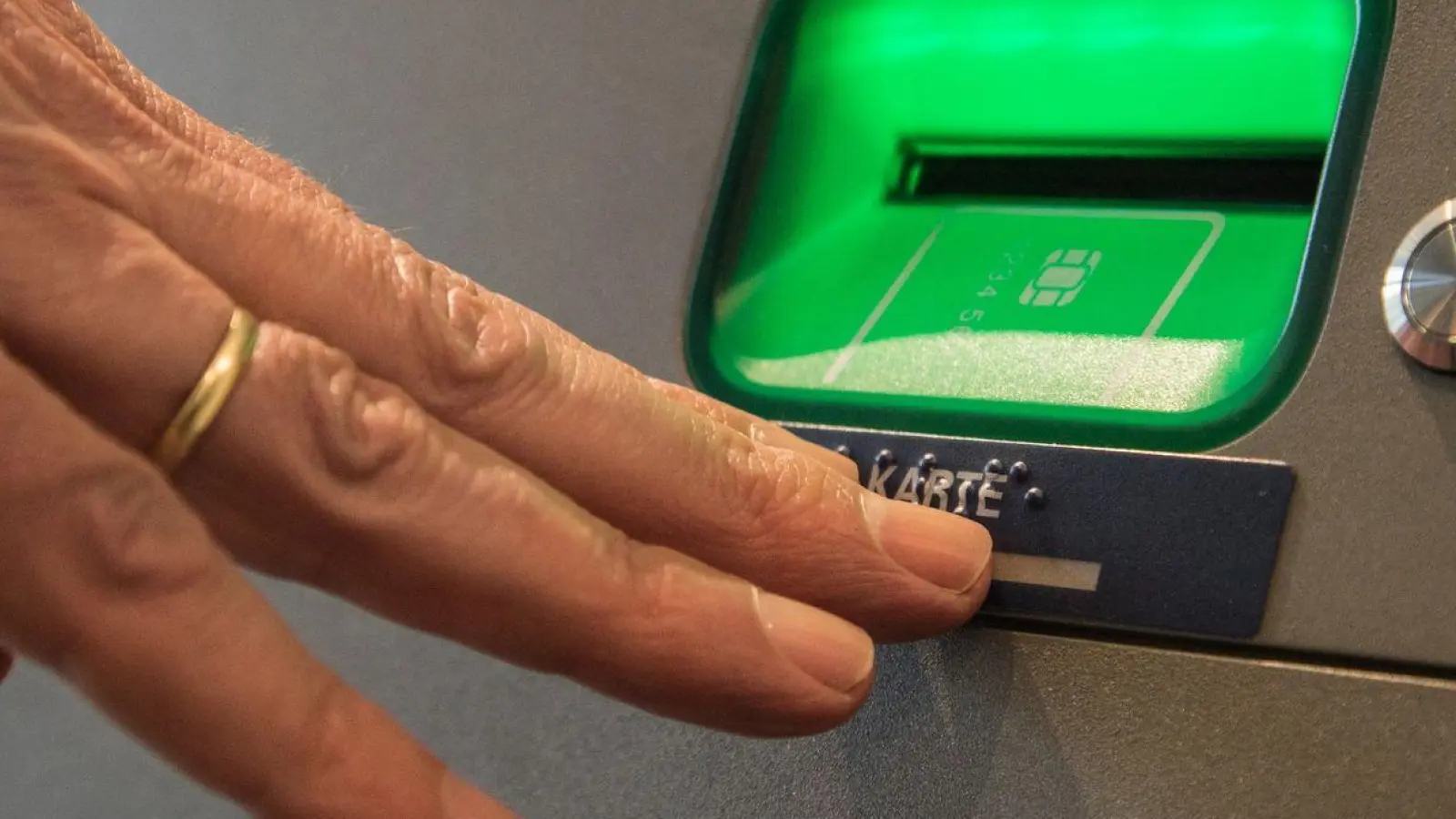 Blindenschrift am Geldautomat: So finden auch behinderte Menschen das Karteneingabefach. (Foto: Christin Klose/dpa-tmn/dpa)