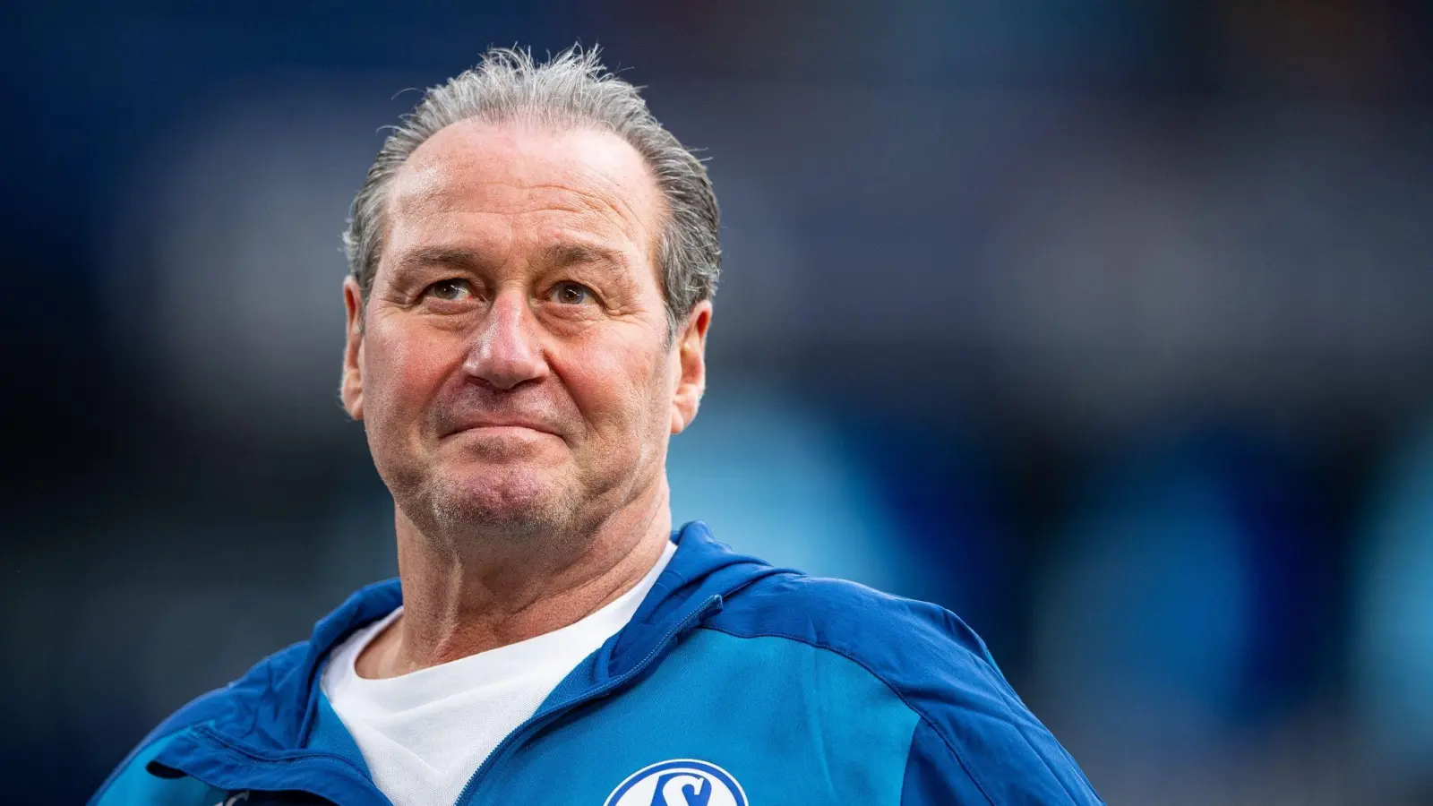 Der ehemalige Schalke-Trainer Huub Stevens ordnet die aktuelle Krise des Clubs ein. (Foto: Guido Kirchner/dpa)