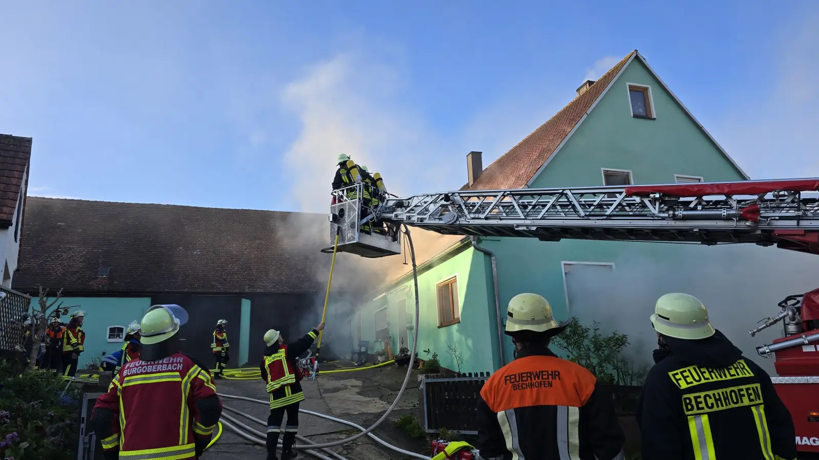 Zu einem Brand in einem Wohnhaus nach Niederoberbach wurden mehrere Feuerwehren am Mittwochmorgen gerufen.  (Foto: Susanne Schnotz)