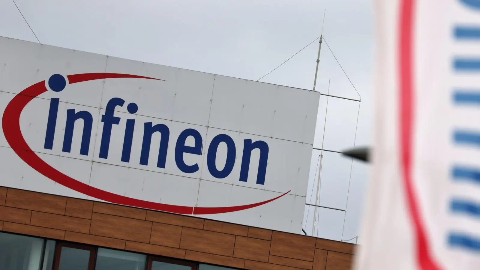 Der Chiphersteller Infineon hat seine Prognose gesenkt. (Foto: Karl-Josef Hildenbrand/dpa)