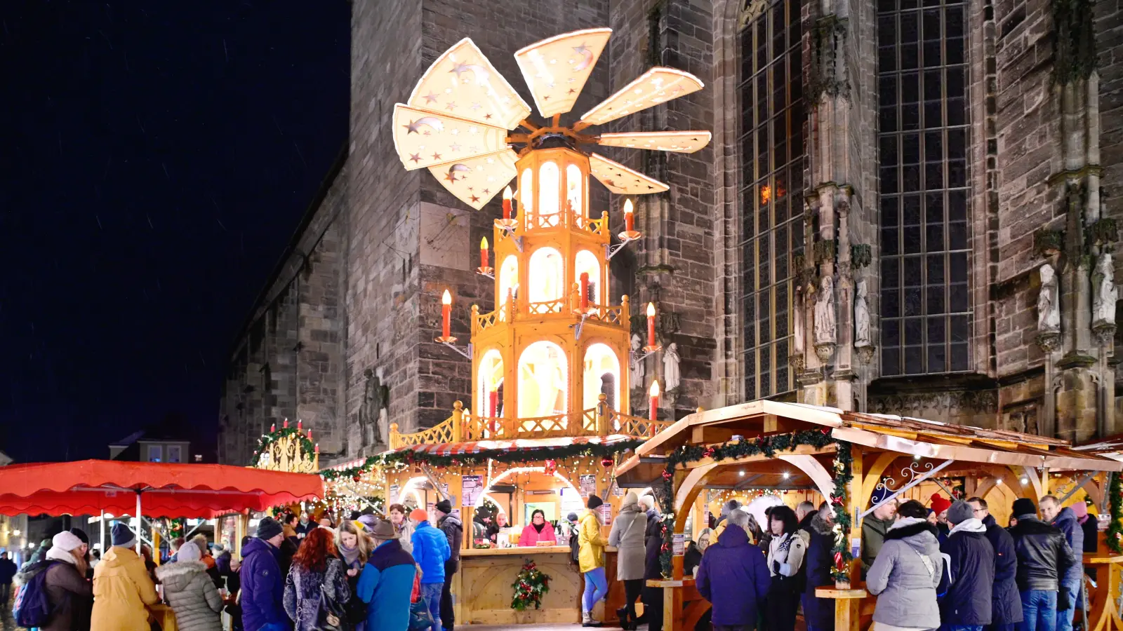 Prägnant am Ansabcher Weihnachtsmarkt: die Pyramide. (Archivbild: Jim Albright)