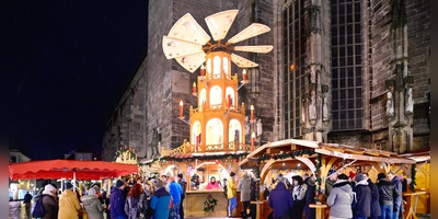 Vom 27. November bis zum 23. Dezember lädt der Weihnachtsmarkt wieder zum Verweilen ein. Auf Besucherinnen und Besucher warten bewährte Programmpunkte wie die Pyramide am Martin-Luther-Platz sowie auch Neuerungen. (Archivbild: Jim Albright)