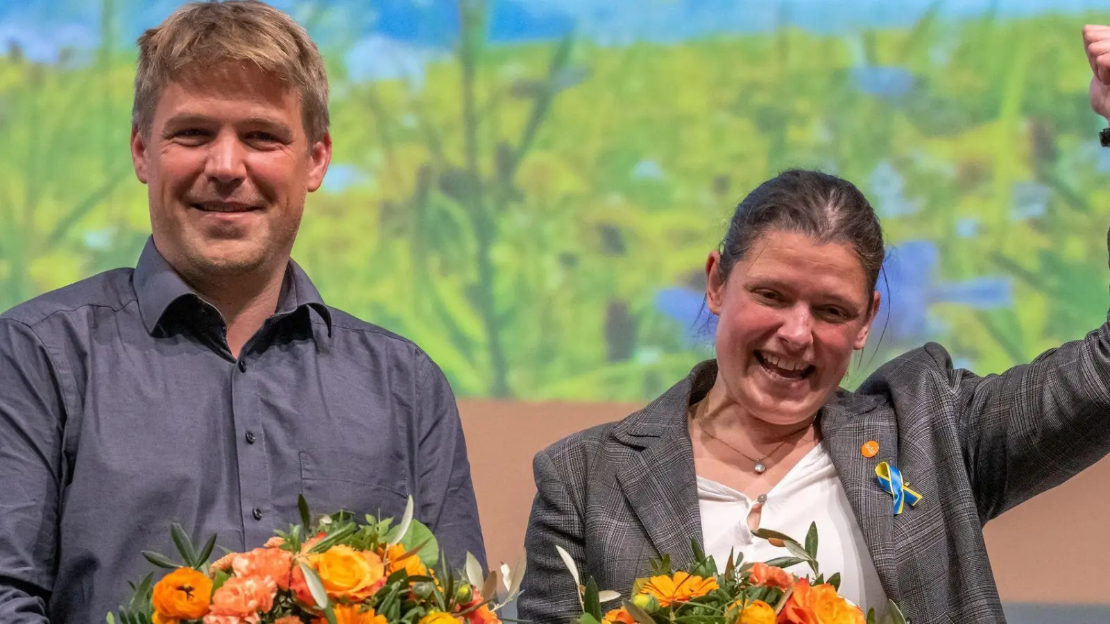 Agnes Becker und Tobias Ruff bei der Wiederwahl zur Doppelspitze beim Landesparteitag der ÖDP Bayern. (Foto: Armin Weigel/dpa)