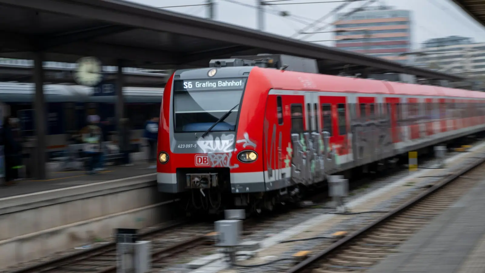 Die S-Bahnen am Münchner Ostbahnhof sollen Donnerstag wieder planmäßig fahren. (Archivbild)  (Foto: Peter Kneffel/dpa)