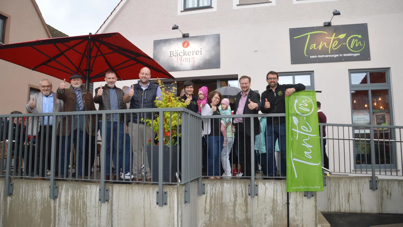 Überglücklich über das gelungene Projekt (von links): Dritter Bürgermeister Helmut Mehrike, Ingo Steinbrecher vom ALE, Ingenieur Jürgen Häberlein, Bauleiter Christian Ertl, Johannes und Anna Pfanz mit den Kindern Leonie und Luisa, Bürgermeister Christoph Schmidt und Christian Maresch vom Versorgungsunternehmen „Tante-M“. (Foto: Peter Tippl)