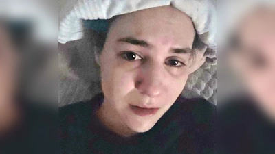 Sarah Buckel auf einem Selbstporträt, das für die Veröffentlichung aufgehellt wurde. Die junge Frau kann ihr Bett im dunklen Zimmer nicht verlassen. (Foto: privat)