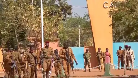 Meuternde Soldaten vor dem Militärlager Guillaume Ouedraogo in Ouagadougou. (Foto: Uncredited/AP/dpa)