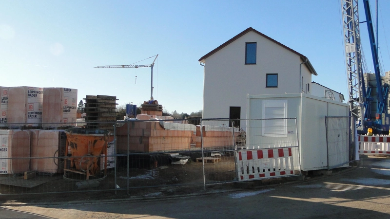 Trotz steigender Preise: Zurzeit wird im entstehenden Wohngebiet am Brandlesweg in Hennenbach kräftig gebaut. (Foto: Winfried Vennemann)