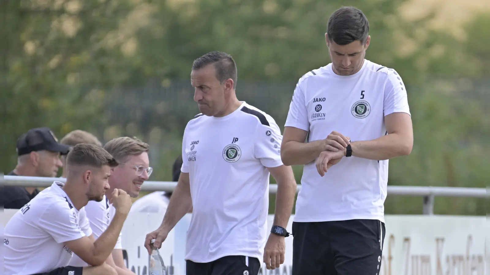 Zeitenwende: Christoph Hasselmeier (rechts) tritt von seinem Amt als SpVgg-Trainer zurück. Sein Nachfolger wird Niklas Reutelhuber (links). (Foto: Martin Rügner)