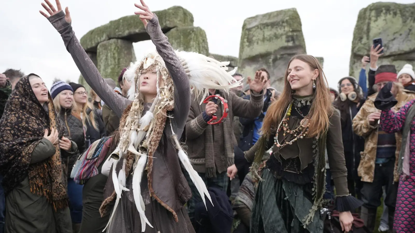 Zahlreiche Menschen feierten die Wintersonnenwende. (Foto: Andrew Matthews/PA Wire/dpa)