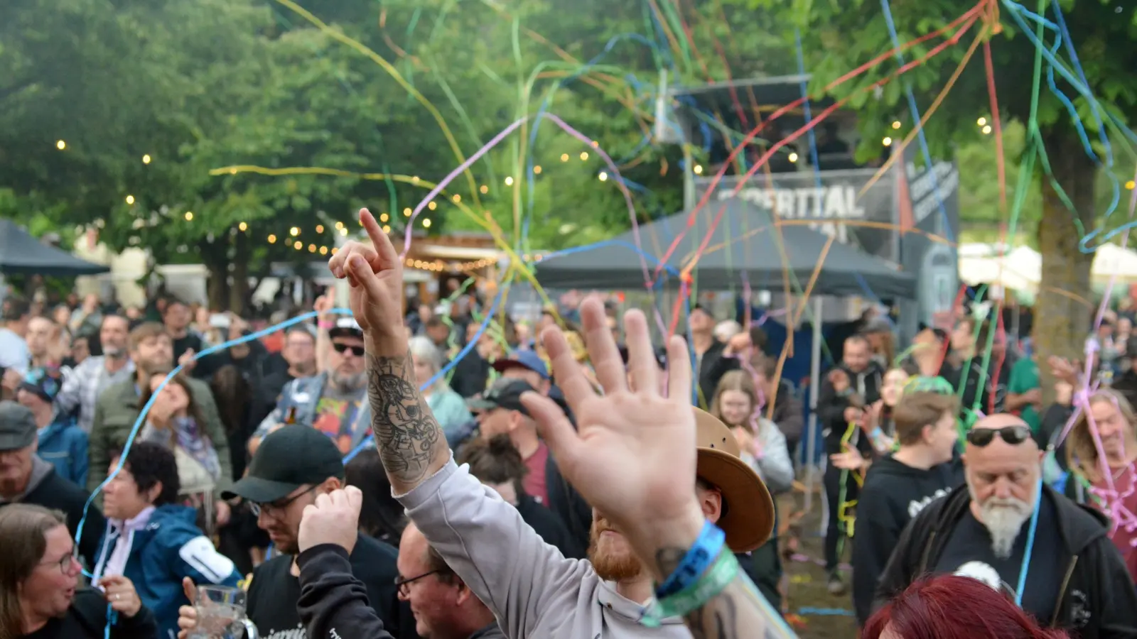 Pfingsten geht es bunt zu in Andof – eine Impression vom Bibertal Festival 2025. (Foto: Yvonne Neckermann)