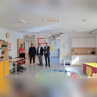 Schauten sich in den neuen Räumen um (von links): Kita-Leiterin Doreen Schaffrina, Bürgermeister Gerhard Rammler, BRK-Kreisgeschäftsführer Christian Bernhard und Landtagsabgeordneter Andreas Schalk. (Foto: Florian Schwab)