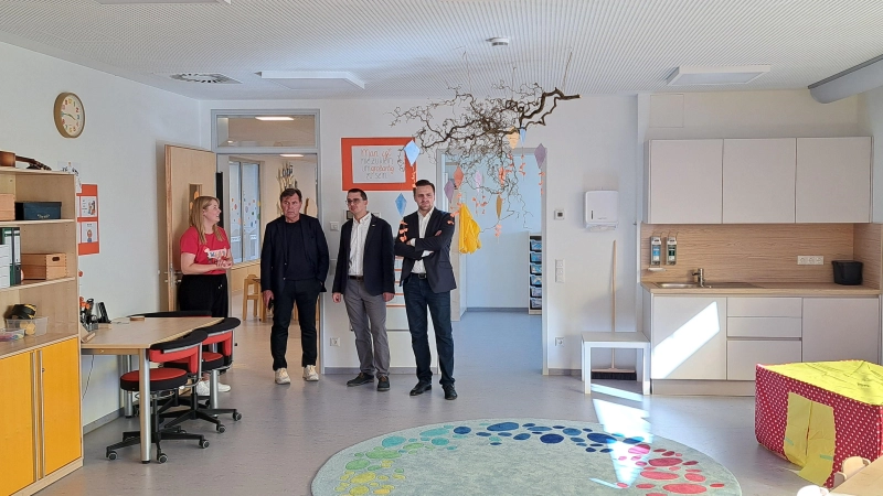 Schauten sich in den neuen Räumen um (von links): Kita-Leiterin Doreen Schaffrina, Bürgermeister Gerhard Rammler, BRK-Kreisgeschäftsführer Christian Bernhard und Landtagsabgeordneter Andreas Schalk. (Foto: Florian Schwab)