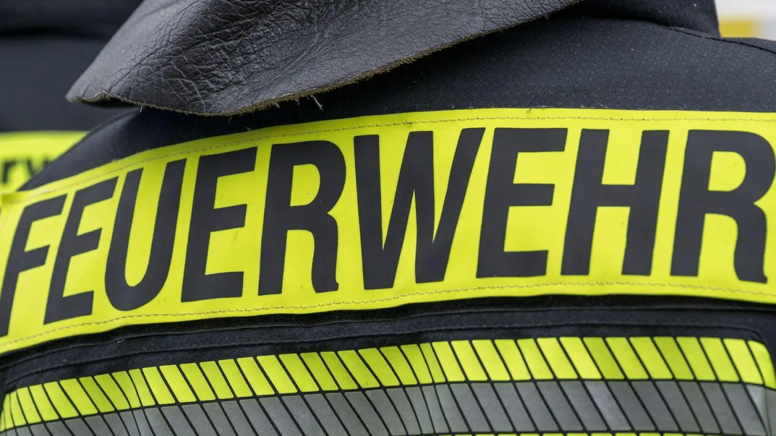 Die Feuerwehr war mit über 100 Einsatzkräften und rund 40 Fahrzeugen vor Ort. (Symbolbild) (Foto: Daniel Vogl/dpa)