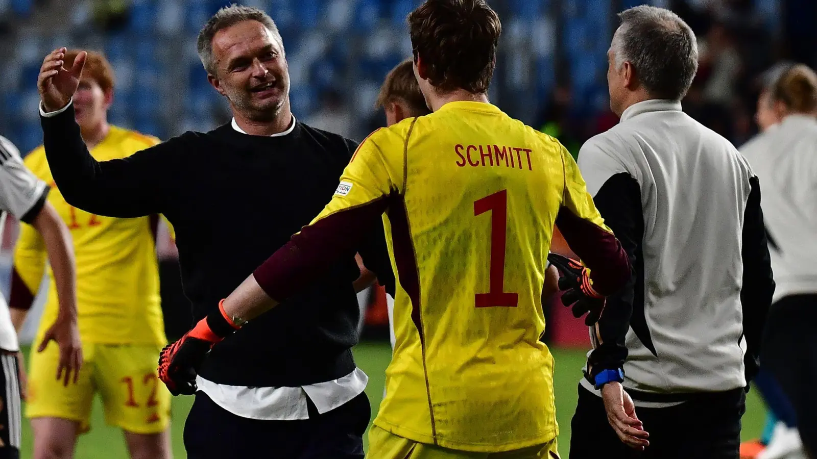 U17-Trainer Christian Wück lässt offen, ob Max Schmitt im WM-Finale im Tor steht. (Foto: Marton Monus/dpa)
