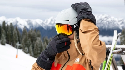 Sicherheit geht vor: Das Tragen eines Helms senkt das Risiko schwerer Kopfverletzungen beim Wintersport deutlich. (Foto: Benjamin Nolte/dpa-tmn)