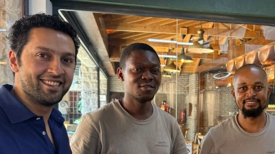Arjun Malhotra (l) mit seinen kenianischen Brauerei-Mitarbeitern im Sudhaus seiner Craftbeer-Brauerei in Nairobi. (Foto: Eva Krafczyk/dpa)
