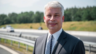 Die Milliarden müssten in die Umsetzung, sagte Bilger bei der Verkehrsfreigabe eines Autobahnteilstücks der A3 bei Erlangen. (Foto: Daniel Vogl/dpa)