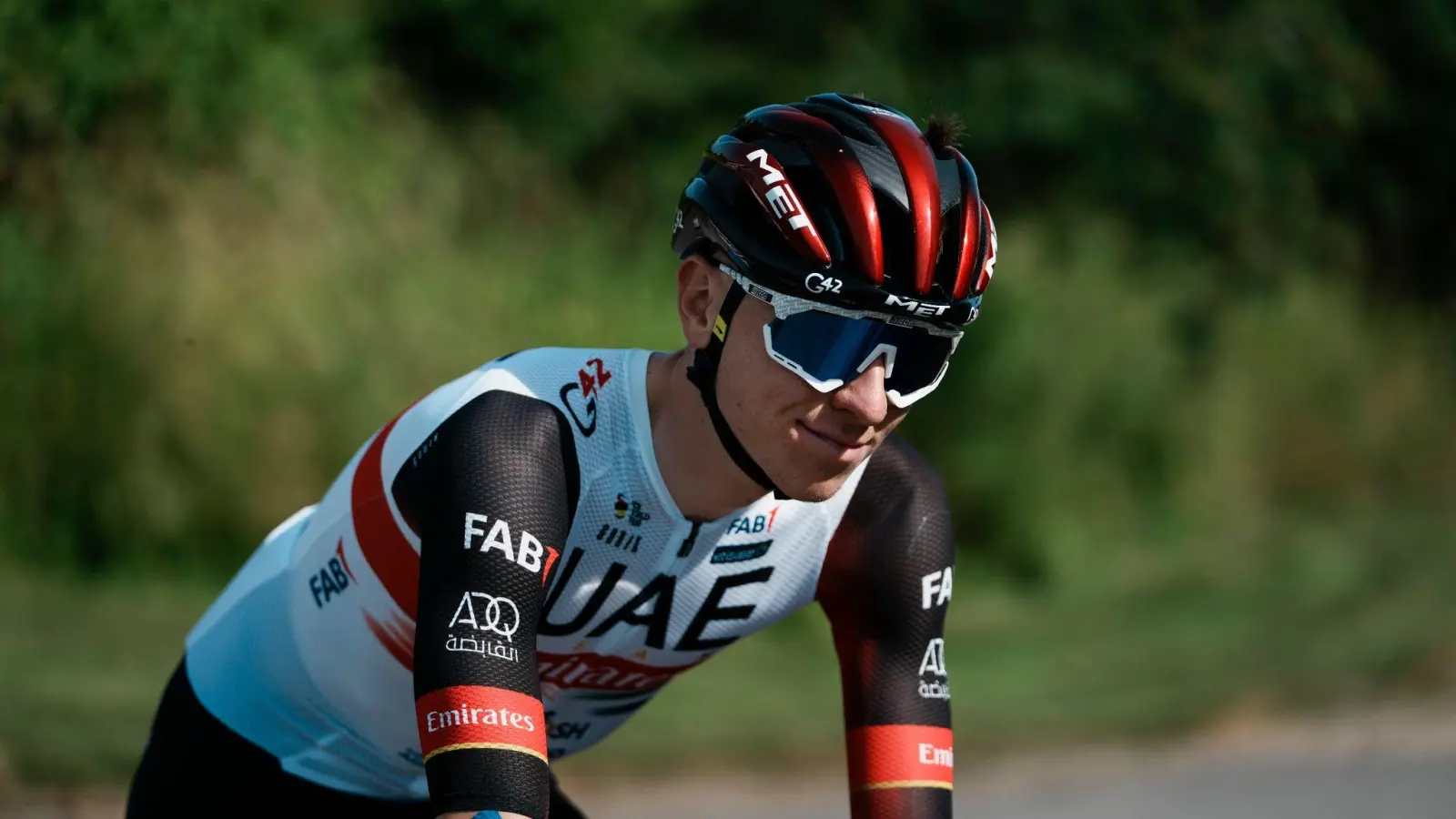 Der Slowene Tadej Pogacar vom Team UAE geht als Titelverteidiger in die Tour de France. (Foto: Thibault Camus/AP/dpa)
