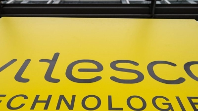 Der Schriftzug von Vitesco Technologies steht auf einem Schild vor dem Werksgelände. (Foto: Armin Weigel/dpa)