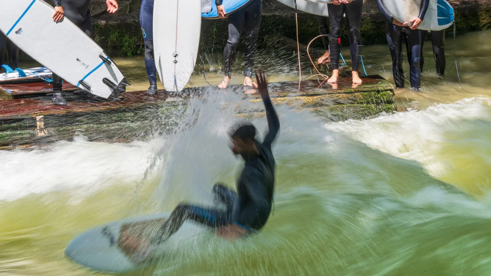 Früher standen die Surfer Schlange für einen Ritt auf der berühmten Welle. (Archivfoto) (Foto: Peter Kneffel/dpa)