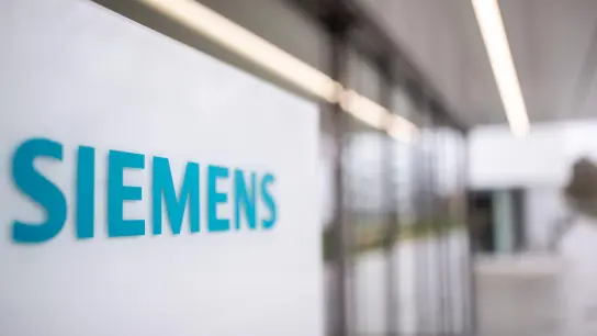 Das Schriftzug-Logo des deutschen Industriekonzerns Siemens. (Foto: Daniel Karmann/dpa/Symbolbild)
