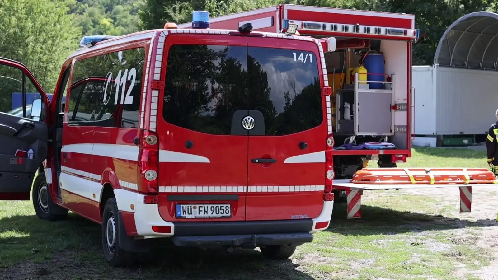 Die Feuerwehr war bei der Bergung im Einsatz. (Foto: Julien Becker/dpa)