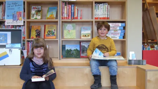 Ottilie und Edgar Müller werden am kommenden Dienstag anderen Kindern in der Stadtbücherei Feuchtwangen etwas vorlesen. (Foto: Jasmin Kiendl)