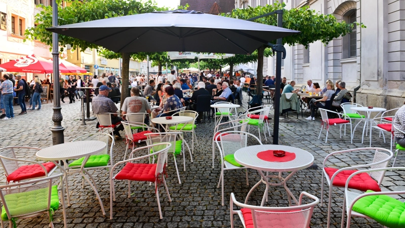 Der Johann-Sebastian-Bach-Platz verwandelt sich zum Altstadtfest alljährlich in eine einzige Freiluftgastronomie. Möglich machen das die Geschäftsinhaber in diesem Bereich (hier im Juni 2023). (Archivbild: Jim Albright)