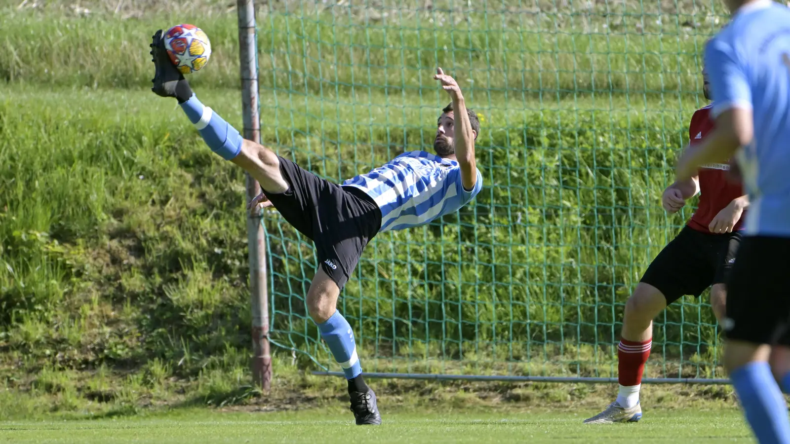 Das war der erste Streich von Andreas Engelhardt zum 1:1 beim 4:3-Sieg der SV Ornbau/Weidenbach in Marktbergel. In der Schlussminute erzielte er auch das Siegtor. (Foto: Martin Rügner)