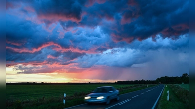 Sicher durchs Unwetter: Gewitter können Autos und ihren Passagieren kaum etwas anhaben. (Foto: Patrick Pleul/dpa/dpa-tmn)