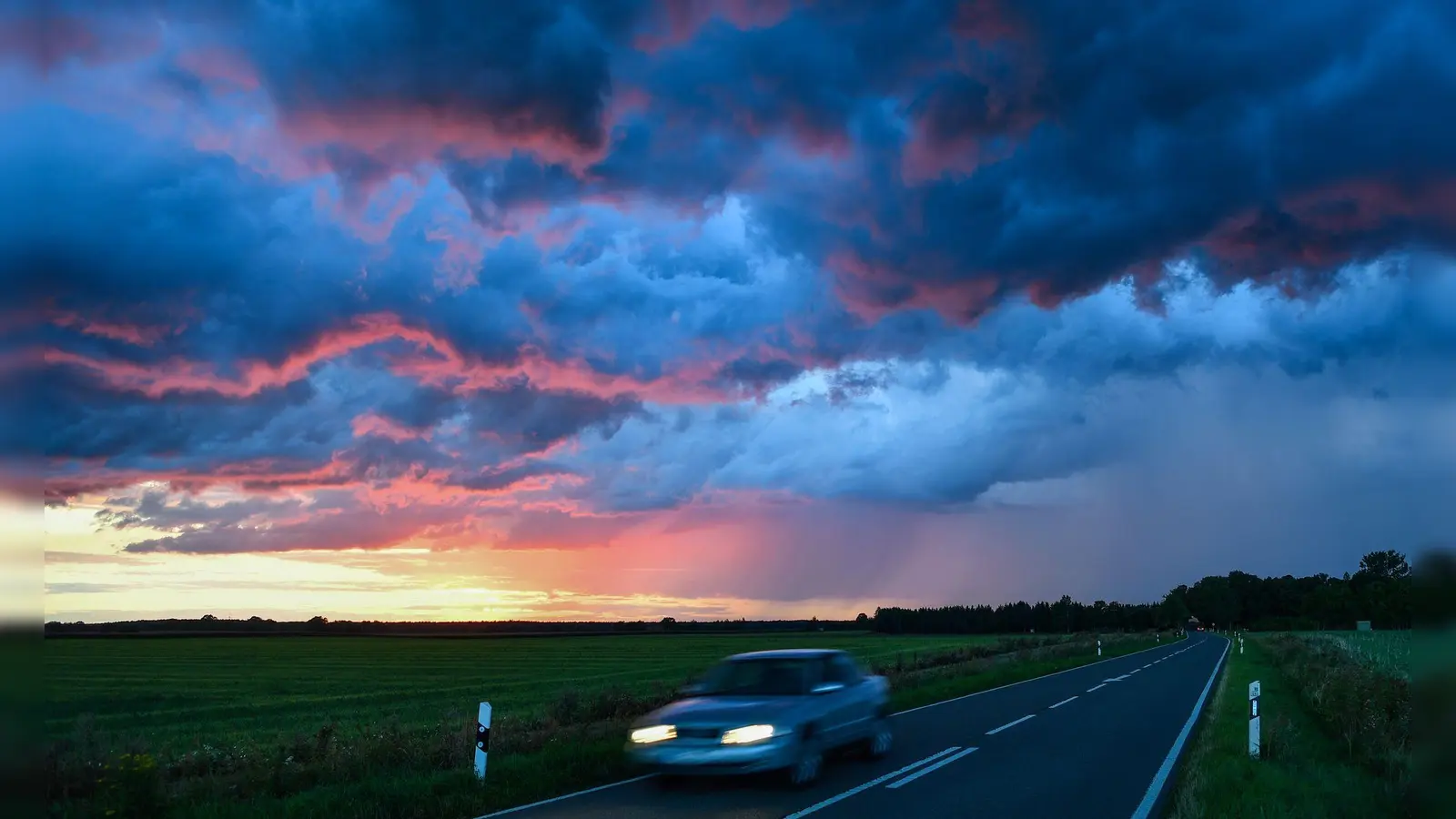 Sicher durchs Unwetter: Gewitter können Autos und ihren Passagieren kaum etwas anhaben. (Foto: Patrick Pleul/dpa/dpa-tmn)