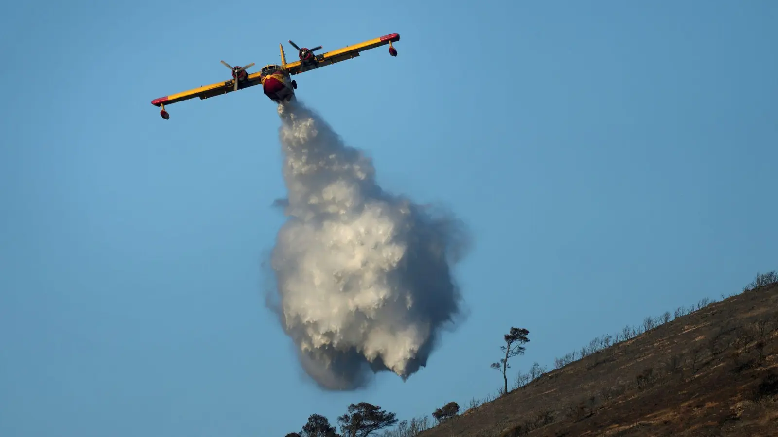 Einsatz gegen Waldbrände in Griechenland (Foto: Thanassis Stavrakis/AP/dpa)