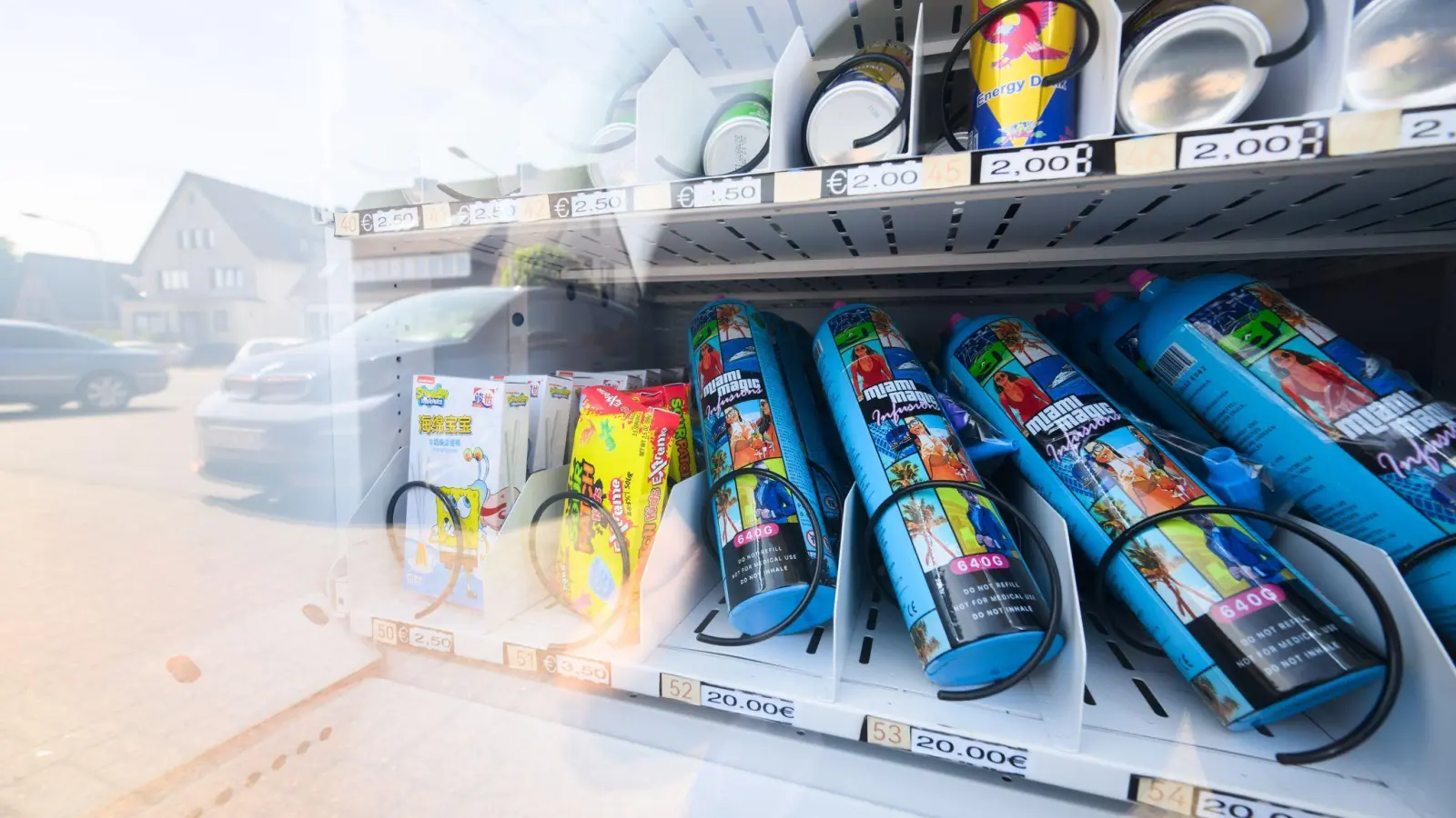 Einfach am SB-Automaten soll Lachgas bald nicht mehr zu haben sein. (Archivbild) (Foto: Julian Stratenschulte/dpa)