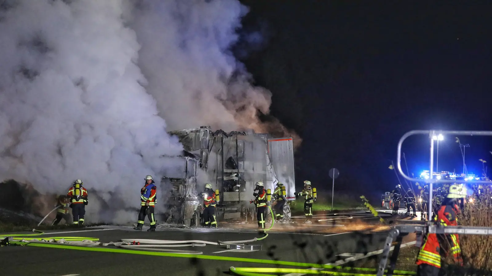 Der Sattelzug stand in Vollbrand. Dichte Rauchschwaden zogen über die Autobahn, die in beide Richtungen gesperrt wurde.  (Foto: Tizian Gerbing)
