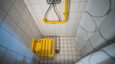 Ein klappbarer Sitz kann älteren Menschen helfen, bequemer zu duschen. (Foto: Ole Spata/dpa-tmn)