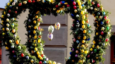 Auch in Weidenbach sorgt der Osterbrunnen für einen bunten Farbtupfer in der Gemeinde. (Foto: Erich Kraus)