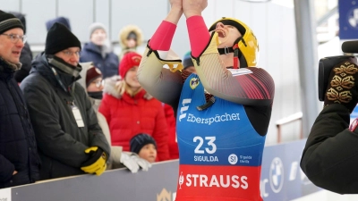 Rodlerin Dajana Eitberger jubelt nach ihrem Sieg in Sigulda. (Foto: Roman Koksarov/AP/dpa)