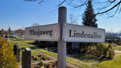 Auf dem Friedhof in Bad Windsheim gibt es mittlerweile auch Wegbeschriftungen. (Foto: Nina Daebel)