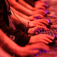 Computerspieler testen „World of Warcraft“ bei der Gamescom 2025. (Archivbild) (Foto: Oliver Berg/dpa)