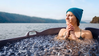 Unter Eiswürfeln: Kaltbaden am Millstätter See. (Foto: Michael Stabentheiner/Kärnten Werbung GmbH/dpa-tmn)
